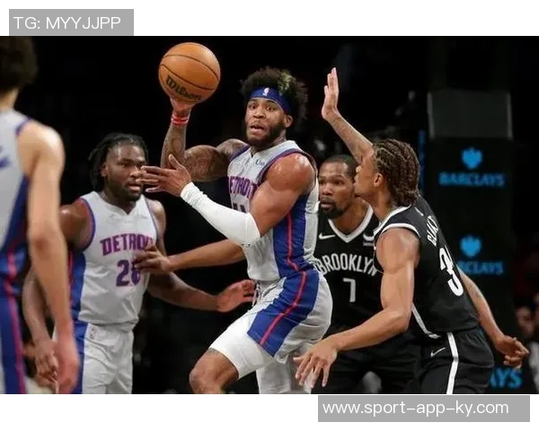 克拉克斯顿半场表现惊艳7中5贡献11分8板5助正负值高达22